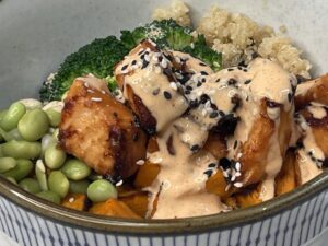 bowl with salmon, peas, broccoli and creamy sauce