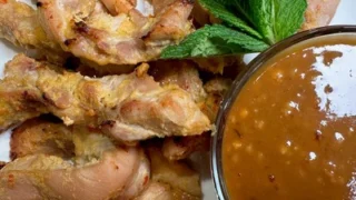 Chicken satay with peanut sauce