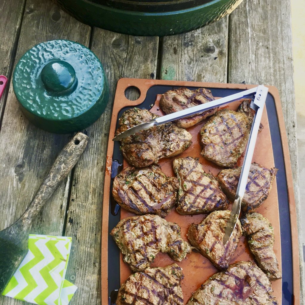 how to grill steak, resting steaks on a cutt