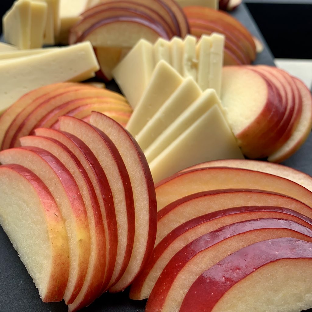 school lunch apple slices with cheese